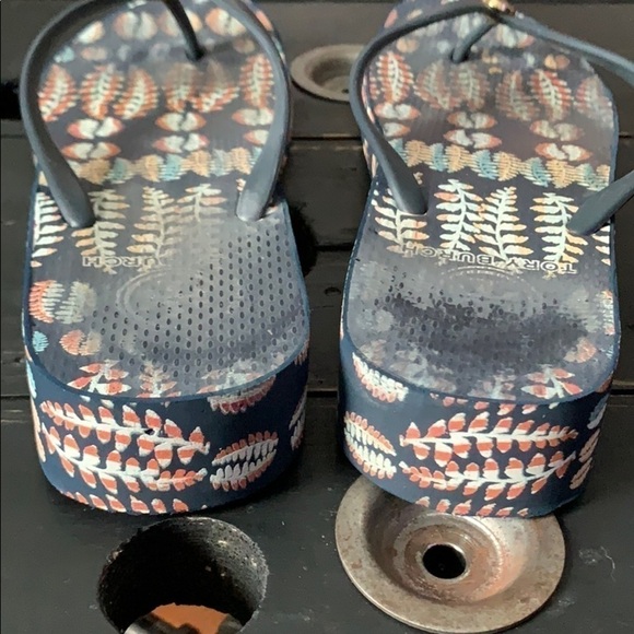 TORY BURCH Thandie Navy/Fern Print Wedge Flip Flop - Picture 8 of 12